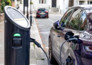 Adeus carros a gasolina: o que muda com a nova lei dos elétricos no Brasil