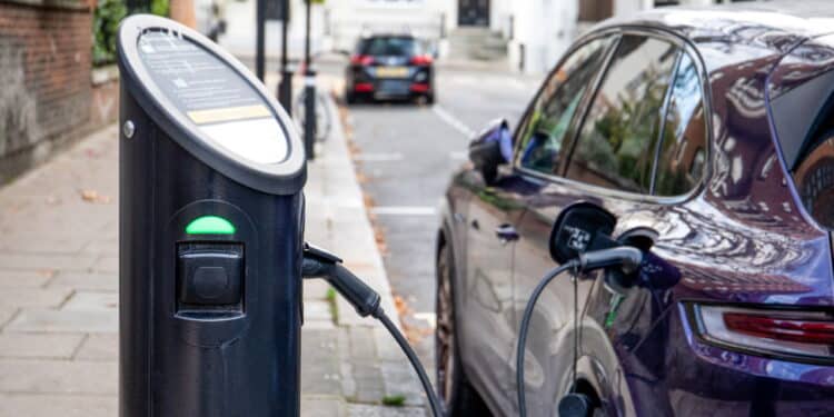 Adeus carros a gasolina: o que muda com a nova lei dos elétricos no Brasil