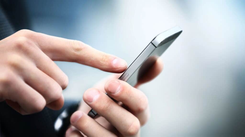"Faça isso antes de vender seu celular lento e economize centenas de reais", alerta Eliana Pacheco, especialista em tecnologia