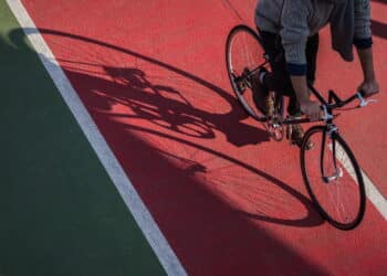 Imagem de ciclista em ciclovia - Créditos: depositphotos.com / ArturVerkhovetskiy