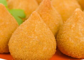 Receita de coxinha crocante com massa leve e recheio cremoso para fazer em casa