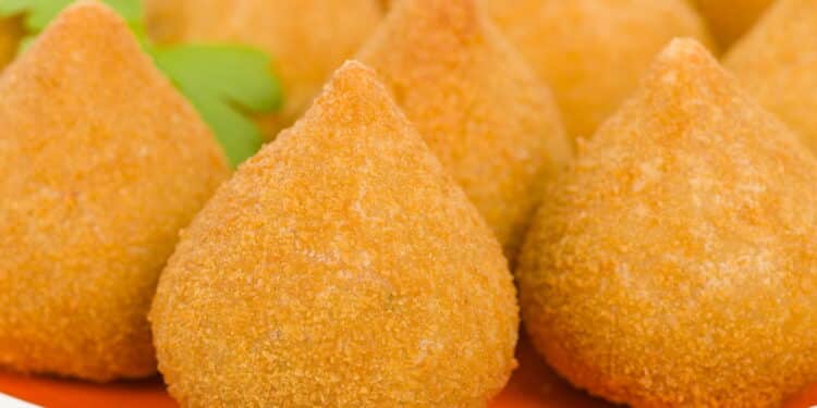 Receita de coxinha crocante com massa leve e recheio cremoso para fazer em casa
