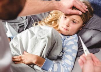 Doença infantil com febre súbita é mais comum do que parece, dizem especialistas
