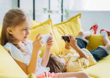 Estudo global alerta: Smartphones estão destruindo a saúde mental da nova geração