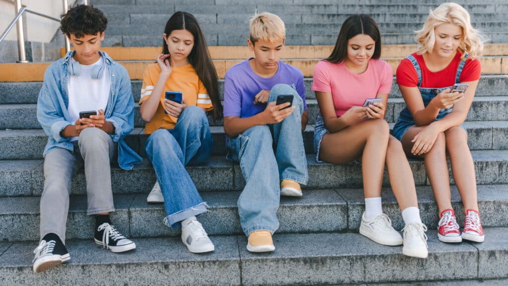 Quais são os sintomas associados ao uso precoce de smartphones?