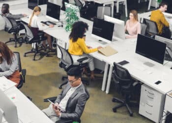 Fim do home office? Empresas intensificam exigência de retorno aos escritórios