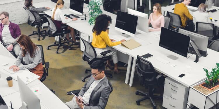 Fim do home office? Empresas intensificam exigência de retorno aos escritórios