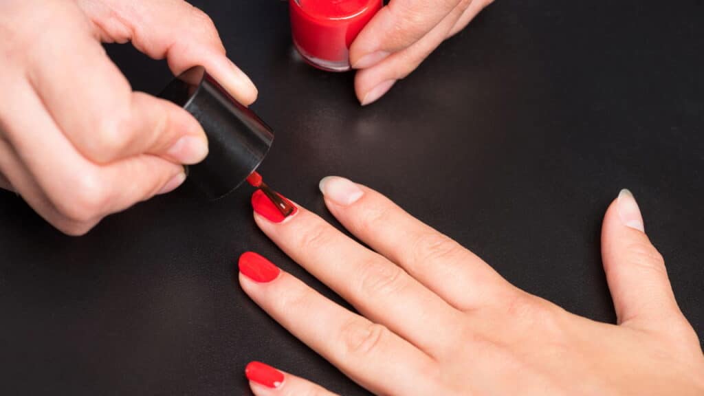 Quais são os métodos mais rápidos para secar esmalte?