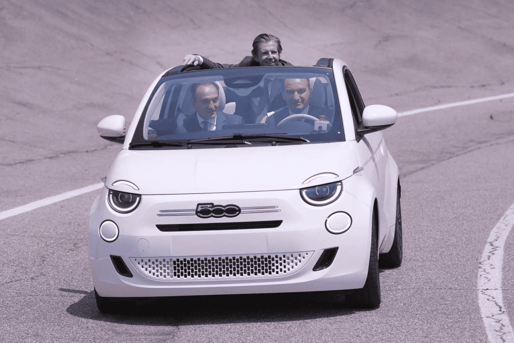 O CEO da Fiat, Oliver François, com o presidente do Piamonte, Alberto Cirio, e o alcalde de Turín, Stefano Lo Russo - Fonte: Reprodução/Fiat