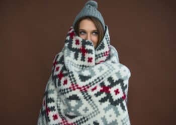 Mulher com frio - Créditos: depositphotos.com / ViktoriaSapata