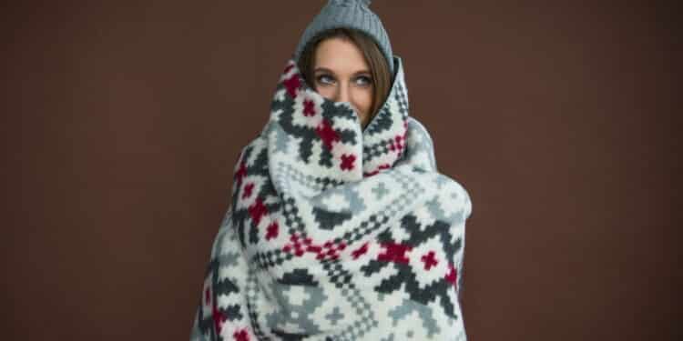 Mulher com frio - Créditos: depositphotos.com / ViktoriaSapata