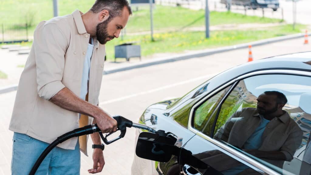 Melhor horário para abastecer economiza 400ml por tanque