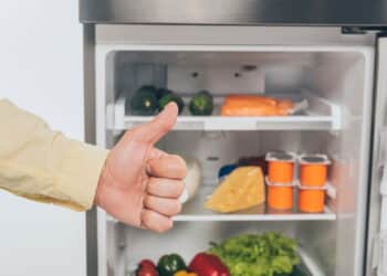 Chega de contas altas: truque simples faz geladeira gastar menos energia