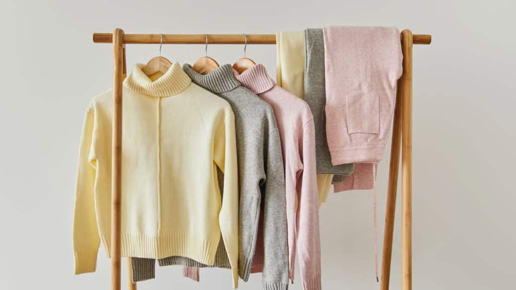 Guarda-roupa aberto com ripas de estrado: como montar e organizar?