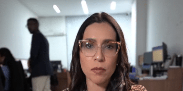 Janaina Bastos, advogada, responde: "A empresa pode descontar os atrasos do funcionário no salário?"