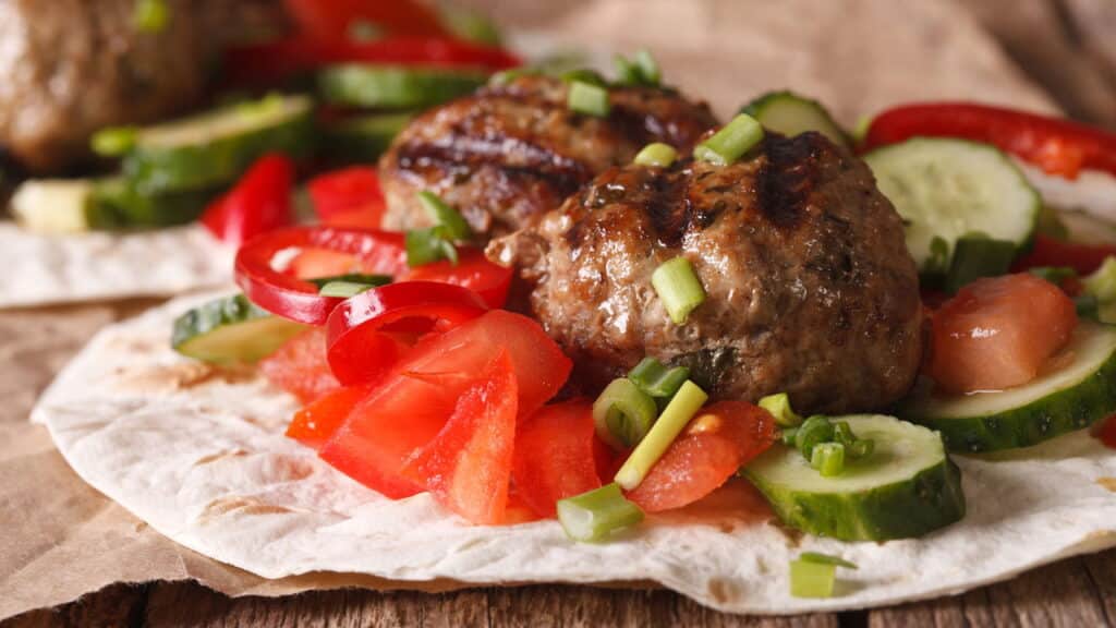 Quais acompanhamentos combinam com carne moída feita na airfryer?