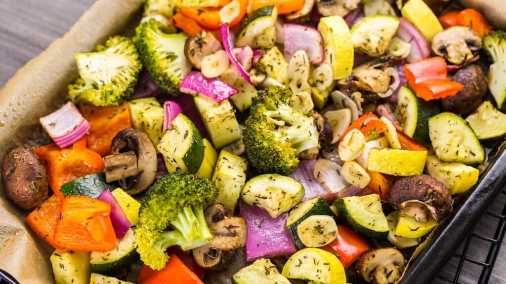 Almoço vegetariano: Legumes variados assados com grão de bico