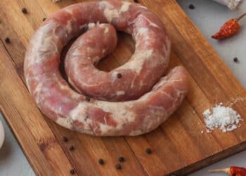 Linguiça feita em casa com muito sabor e pouco esforço