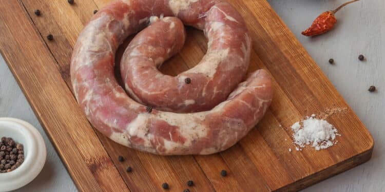 Linguiça feita em casa com muito sabor e pouco esforço