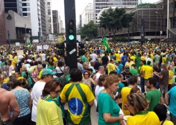 Manifestantes da direita se reúnem em Brasília após operação contra Bolsonaro