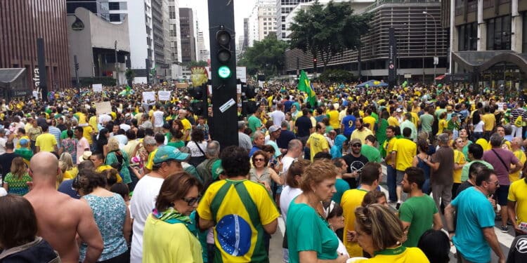 Manifestantes da direita se reúnem em Brasília após operação contra Bolsonaro