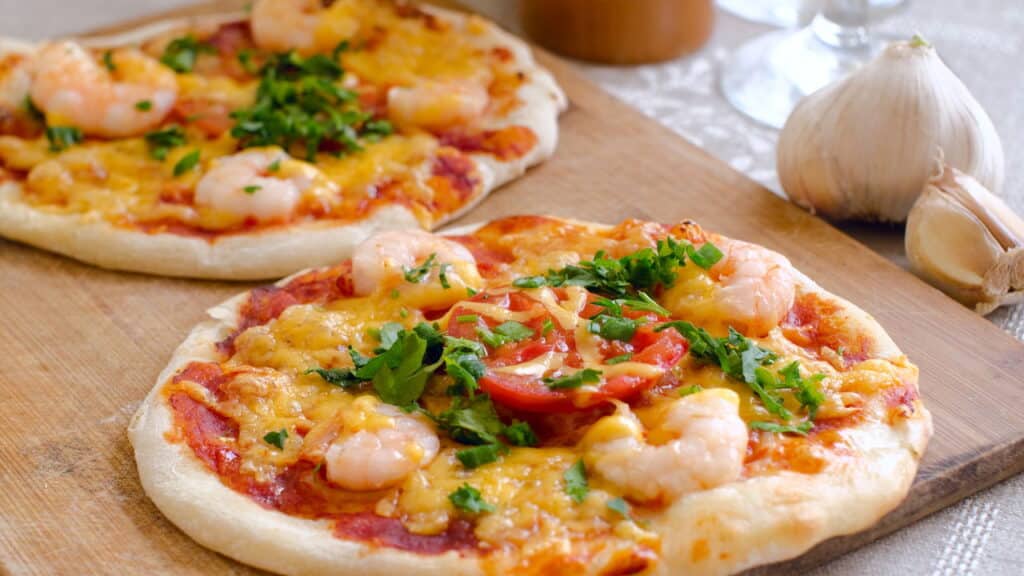 Quais são as variações e dicas para uma pizza rápida na Air Fryer?