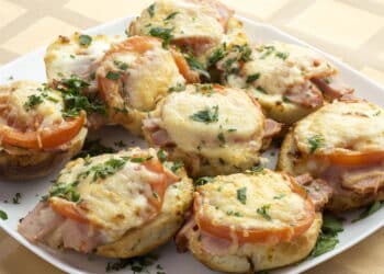 A mini pizza de calabresa mais fácil e deliciosa que você vai fazer