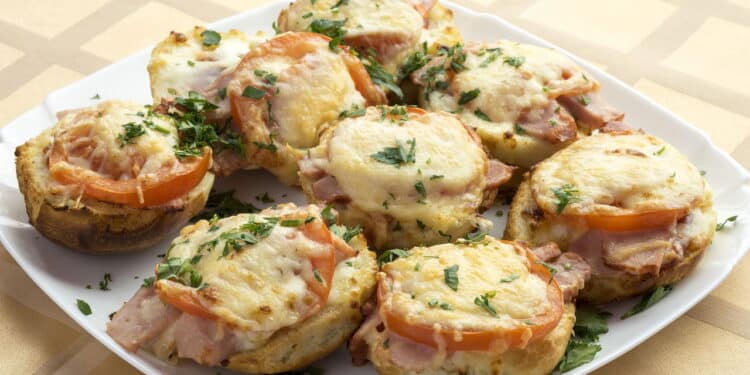 A mini pizza de calabresa mais fácil e deliciosa que você vai fazer