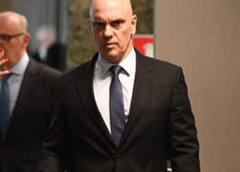Moraes proíbe acampamentos na Praça dos Três Poderes e reage a nova ameaça