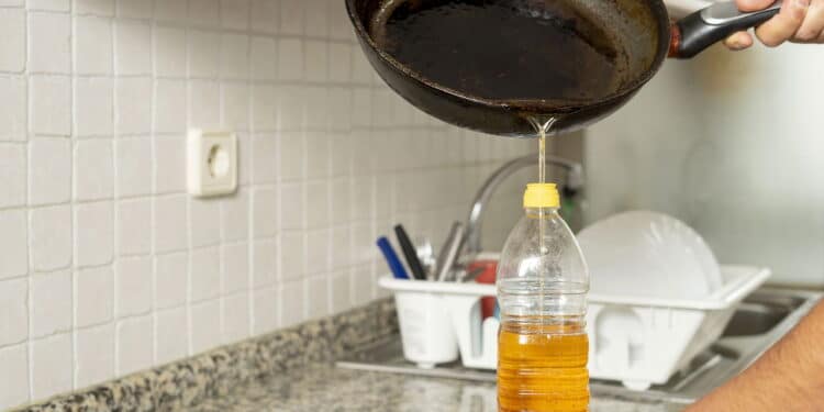 Essa é a maneira mais fácil de descartar o óleo de cozinha usado!