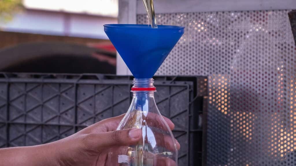 Essa é a maneira mais fácil de descartar o óleo de cozinha usado!