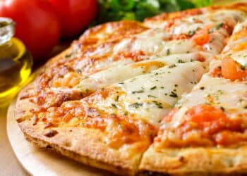 Pizza caseira na air fryer. Créditos: depositphotos.com / fudio.