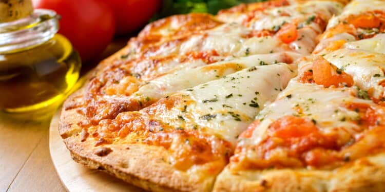 Pizza caseira na air fryer. Créditos: depositphotos.com / fudio.