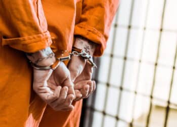 Imagem de homem preso - Créditos: depositphotos.com / ArturVerkhovetskiy
