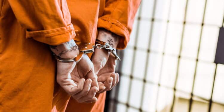 Imagem de homem preso - Créditos: depositphotos.com / ArturVerkhovetskiy