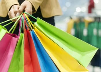 Você nunca mais vai jogar sacolas de papel fora depois de ver isso