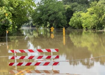 Tragédia climática atinge o Texas e 23 meninas desaparecem em acampamento