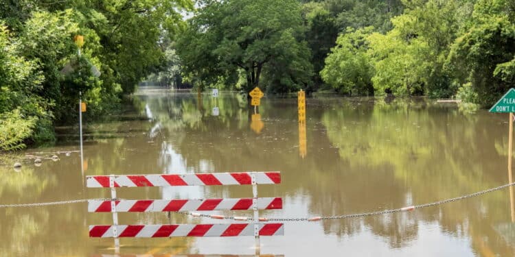Tragédia climática atinge o Texas e 23 meninas desaparecem em acampamento