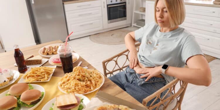 Compulsão alimentar: veja os sintomas e sinais que quase ninguém percebe e saiba como tratar