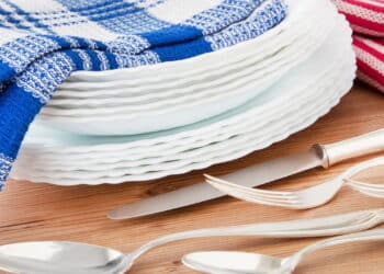 O hábito comum com panos de prato que pode causar acidentes graves na sua cozinha; veja como evitar