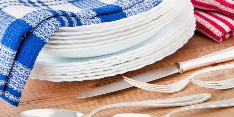 O hábito comum com panos de prato que pode causar acidentes graves na sua cozinha; veja como evitar