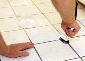 Dê adeus ao rejunte encardido com essa dica barata para deixar seu banheiro brilhando