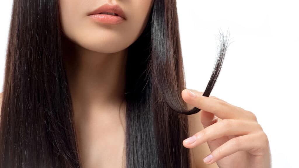 Os três truques fáceis para disfarçar o cabelo oleoso quando você não tem tempo