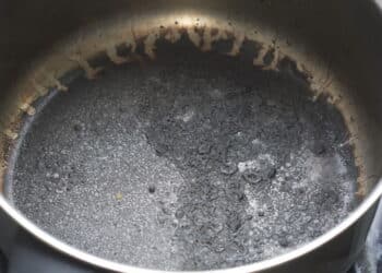 O segredo que acaba com o queimado da sua panela de forma fácil e rápida