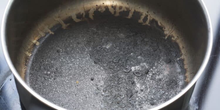 O segredo que acaba com o queimado da sua panela de forma fácil e rápida