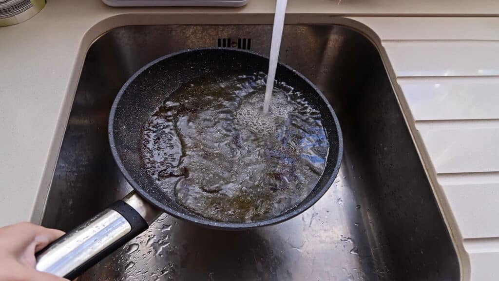 As dicas infalíveis para limpar panelas queimadas sem estragar suas peças