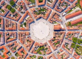 Veja as quatro cidades com formatos surpreendentes que só aparecem do alto