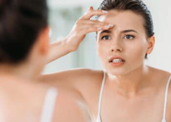 Máscara facial simples com três ingredientes reduz rugas em mulheres em poucos minutos