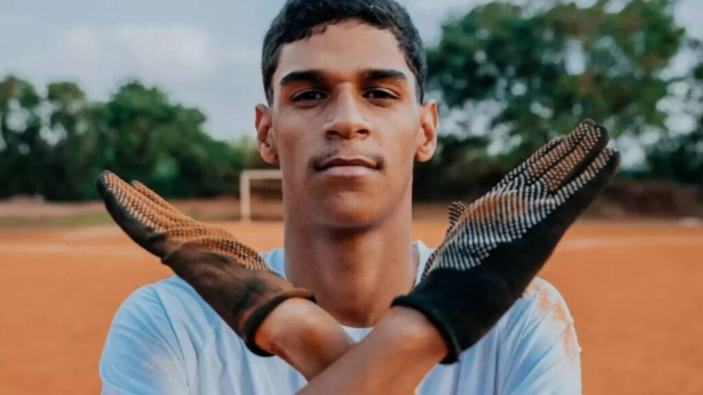 Luva de Pedreiro é internado às pressas em hospital de João Pessoa