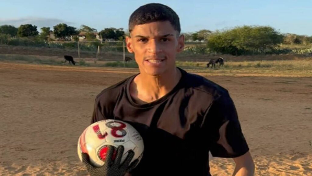 Luva de Pedreiro é internado às pressas em hospital de João Pessoa